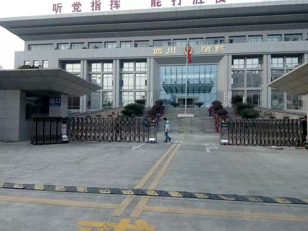 西林县西林县四川消防总队伸缩门